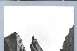 [La aguja del Carmen Rocas de la costa chilena]