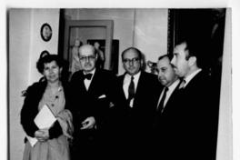 [Guillermo Feliú Cruz con un grupo de personas]