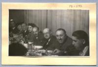 [Guillermo Feliú Cruz con un grupo de personas en manifestación a Julio Arriagada, subsecretario de educación con motivo de la misión de México]