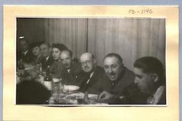 [Guillermo Feliú Cruz con un grupo de personas en manifestación a Julio Arriagada, subsecretario de educación con motivo de la misión de México]