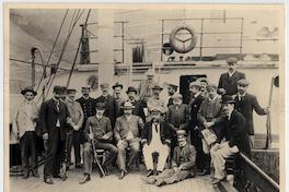 [José Toribio Medina y grupo no identificado en la cubierta de un barco]