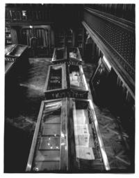 [Biblioteca Nacional. Salón del Museo Bibliográfico, se divisan mesas de exhibición]