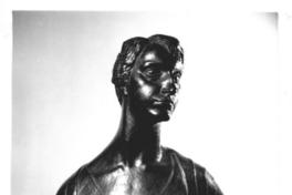 [Juana Edwards de Gandarillas, retrato en escultura de medio cuerpo]