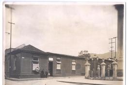 [Casa de Andrés Bello en Caracas. Lugar que don Diego Duble Urrutia coloca allí una corona en nombre de Chile 1927]