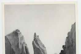 [Paso entre roqueríos altos]