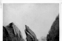 [Paso entre roqueríos altos]