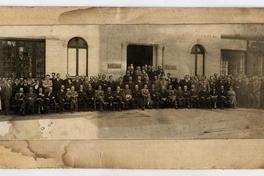 [Grupo de personas, posando en la entrada de un edificio]