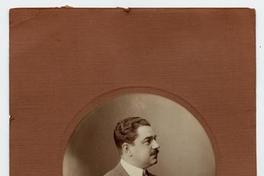 [Ricardo Larraín Bravo, retratro de perfil de medio cuerpo, en marco circular]