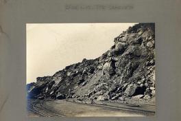 [Vista de una vías férreas junto a un cerro]