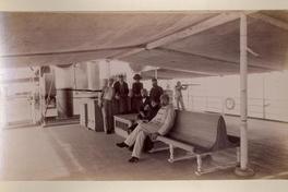 [Retrato de Sara del Campo, junto a una mujer y un grupo de caballeros, en la cubierta del barco]