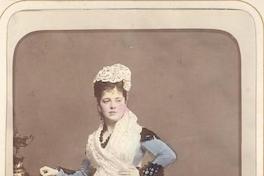 [Retrato de mujer no identificada con vestido de fantasía]