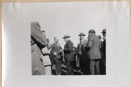 [Edwards da el último saludo de despedida a Pershing]