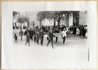[Desfile patriótico en Arica. Grupo de personas transportando una bandera chilena]