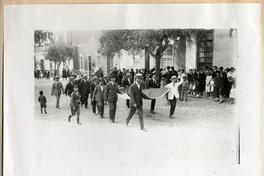 [Desfile patriótico en Arica. Grupo de personas transportando una bandera chilena]