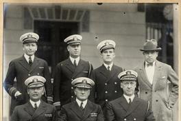 [Almirante Lattimer y jefes del Rochester con el secretario del administrador del J. C. de A. La Paz que se dirigen a Bolivia, donde nuestro gobierno puso a su disposición un tren especial, el cuál batió el récord mundial de velocidad]