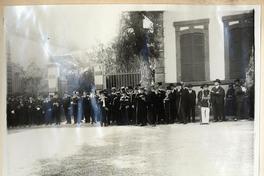 Grupo de personas reunidas en la conmemoración del 7 de Junio, Toma del Morro de Arica]