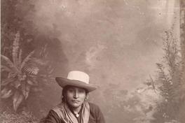 [Retrato de mujer peruana sentada junto a verduras]