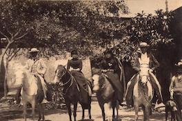 [Grupo a caballo no identificado]