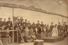 [Grupo de personas a bordo de un barco]