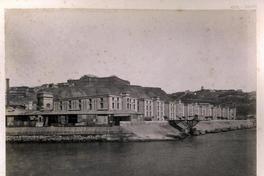 [Edificio : Almacenes Fiscales de Valparaíso, vista del mar y cerros]