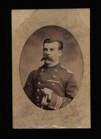 [Víctor Luco, Capitán del Chacabuco, retrato de medio cuerpo con uniforme]