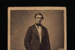 [Jorge Smith, retrato de cuerpo entero]