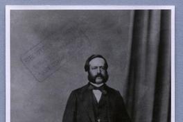 [Buenaventura Sánchez, retrato de cuerpo entero parado, apoyado en un pedestal]