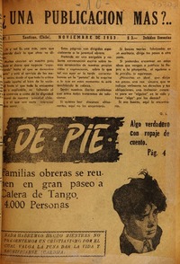 De pie.