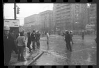 [Manifestación en día lluvioso] : Violencia de Direita[Derecha]