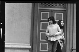 [Dos lolas afuera del Museo Nacional de Historia] : Quinta Normal