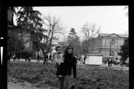 [Lola con su hijita en brazos] : Quinta Normal