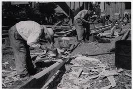 [Trabajadores construyendo embarcaciones en el Astillero]