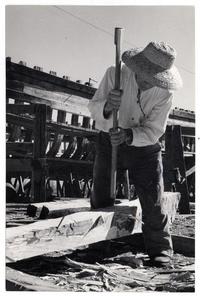 [Trabajador en sus labores de construcción en el astillero]