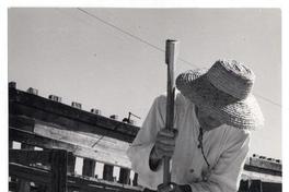[Trabajador en sus labores de construcción en el astillero]