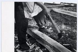 [Detalle de las manos de un trabajador del astillero con su herramienta de trabajo]