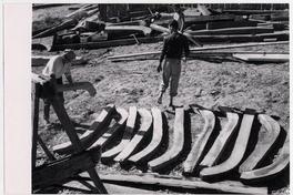 [Trabajadores construyendo embarcaciones en el Astillero]