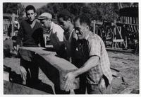 [Trabajadores construyendo embarcaciones en el Astillero]