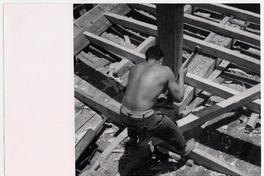 [Trabajador en sus labores de construcción en el astillero]