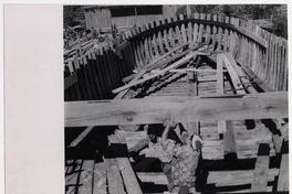 [Trabajadores construyendo embarcaciones en el Astillero]