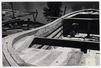 [Trabajadores construyendo embarcaciones en el Astillero]