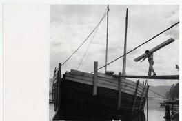 [Trabajador en sus labores de construcción en el astillero]