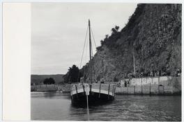 [Grupo de personas a orillas del río Maule observando una embarcación]