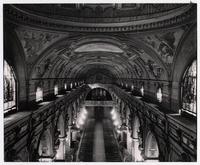 [Entorno interior de la nave central con elementos ornamentales, esculturas y pintura mural que adornan la Catedral de Santiago]