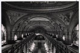 [Entorno interior de la nave central con elementos ornamentales, esculturas y pintura mural que adornan la Catedral de Santiago]
