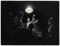 [Equipo médico durante una intervención quirúrgica]