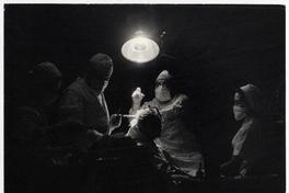 [Equipo médico durante una intervención quirúrgica]