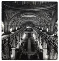 [Entorno interior de la nave central con elementos ornamentales, esculturas y pintura mural que adornan la Catedral de Santiago]