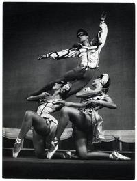 Bailarín Oscar Escauriaza [junto a Graciela Gilberto y Elly Griebe] en una presentación del ballet "Alotria"