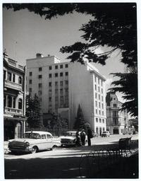 [Vista parcial de la fachada del Teatro Cervantes y otros edificios de Punta Arenas]