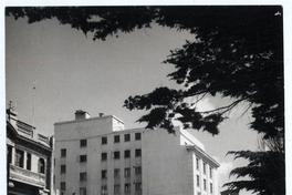 [Vista parcial de la fachada del Teatro Cervantes y otros edificios de Punta Arenas]